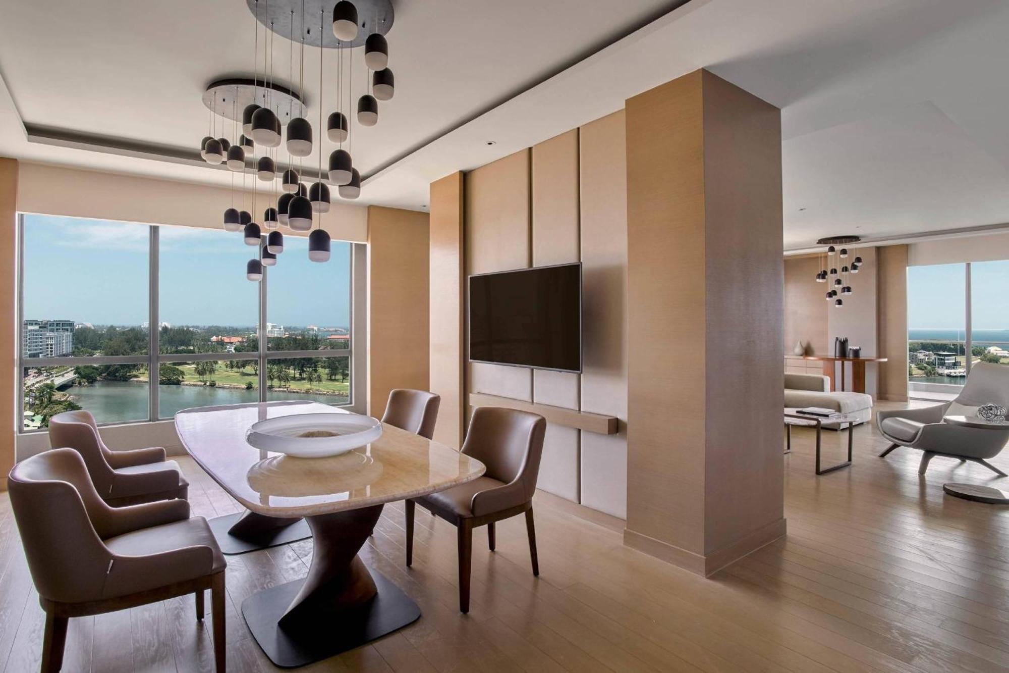 Kota Kinabalu Marriott Hotel Экстерьер фото A suite at the JW Marriott Bengaluru