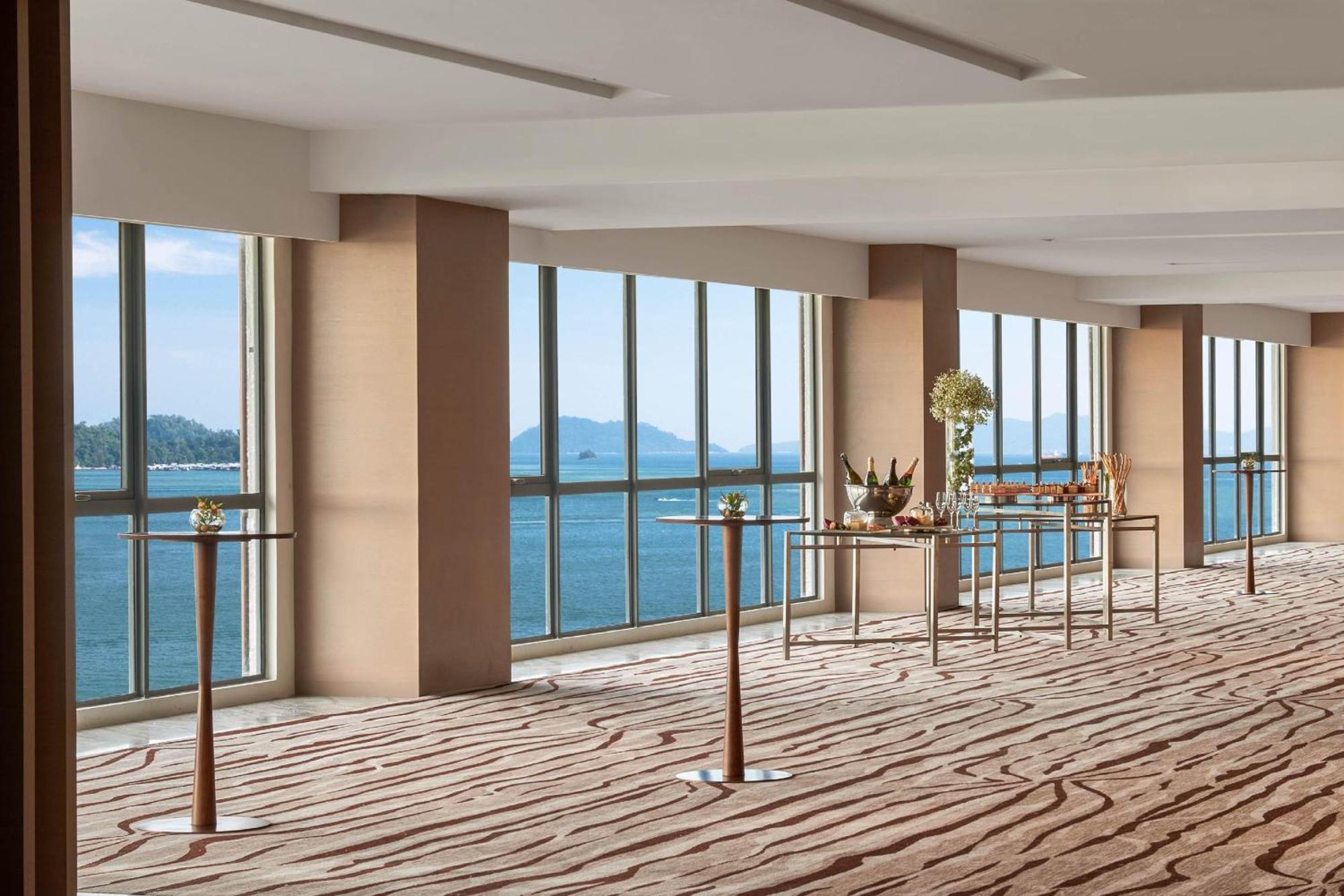 Kota Kinabalu Marriott Hotel Экстерьер фото The Club Lounge
