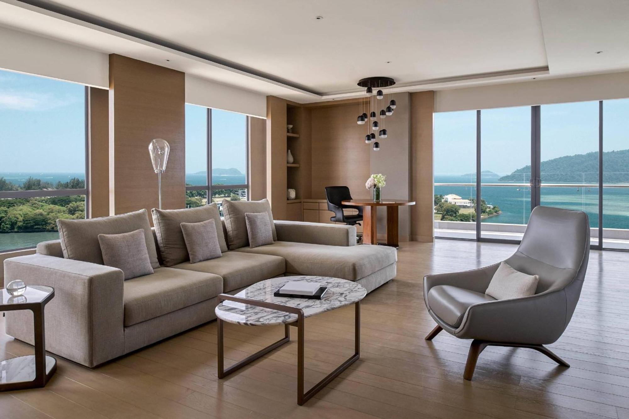Kota Kinabalu Marriott Hotel Экстерьер фото The living room of a Presidential Suite at The Ritz-Carlton, Shenzhen