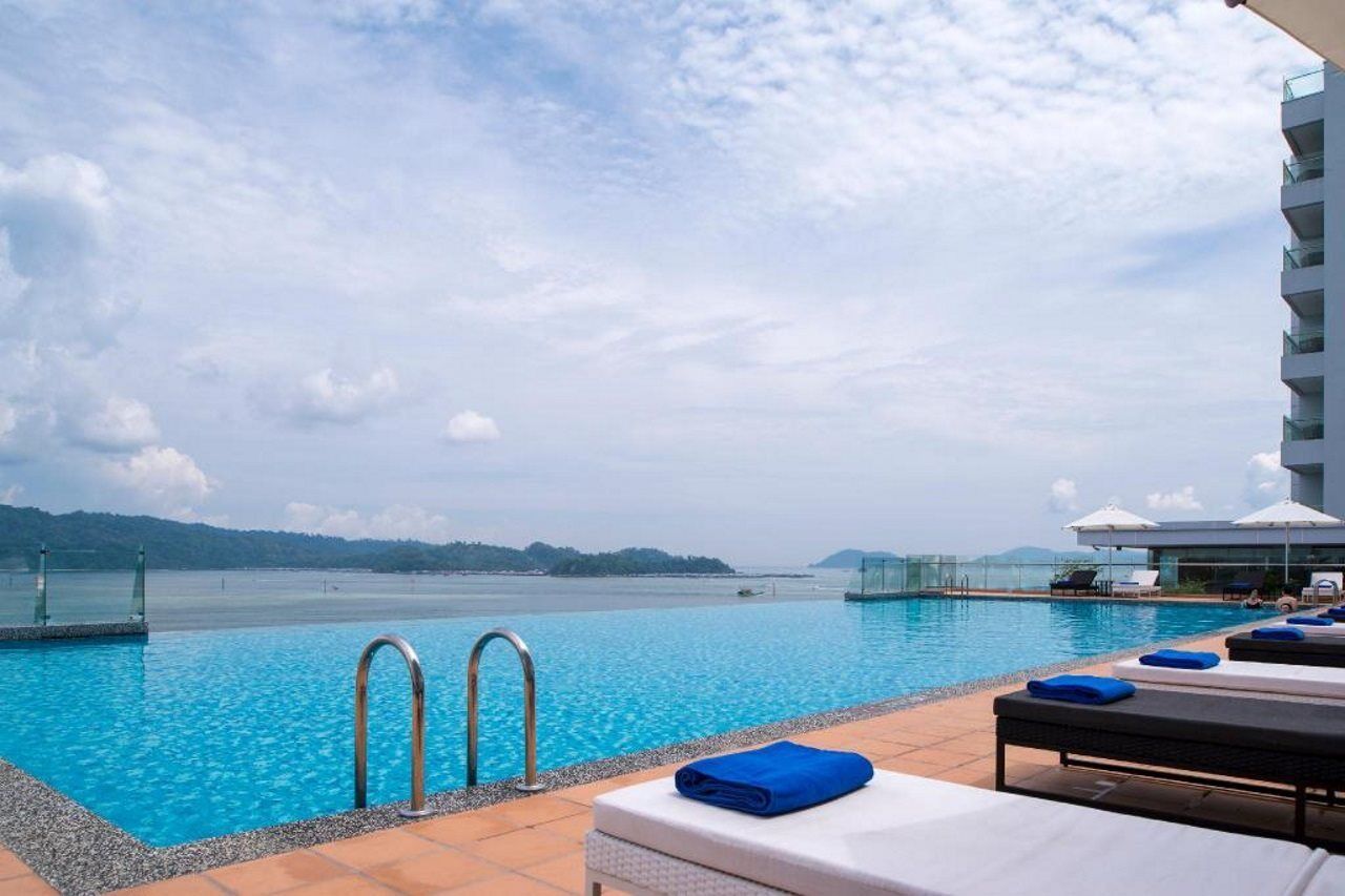 Kota Kinabalu Marriott Hotel Экстерьер фото Infinity pool at The Shore Hotel, Langkawi, Malaysia